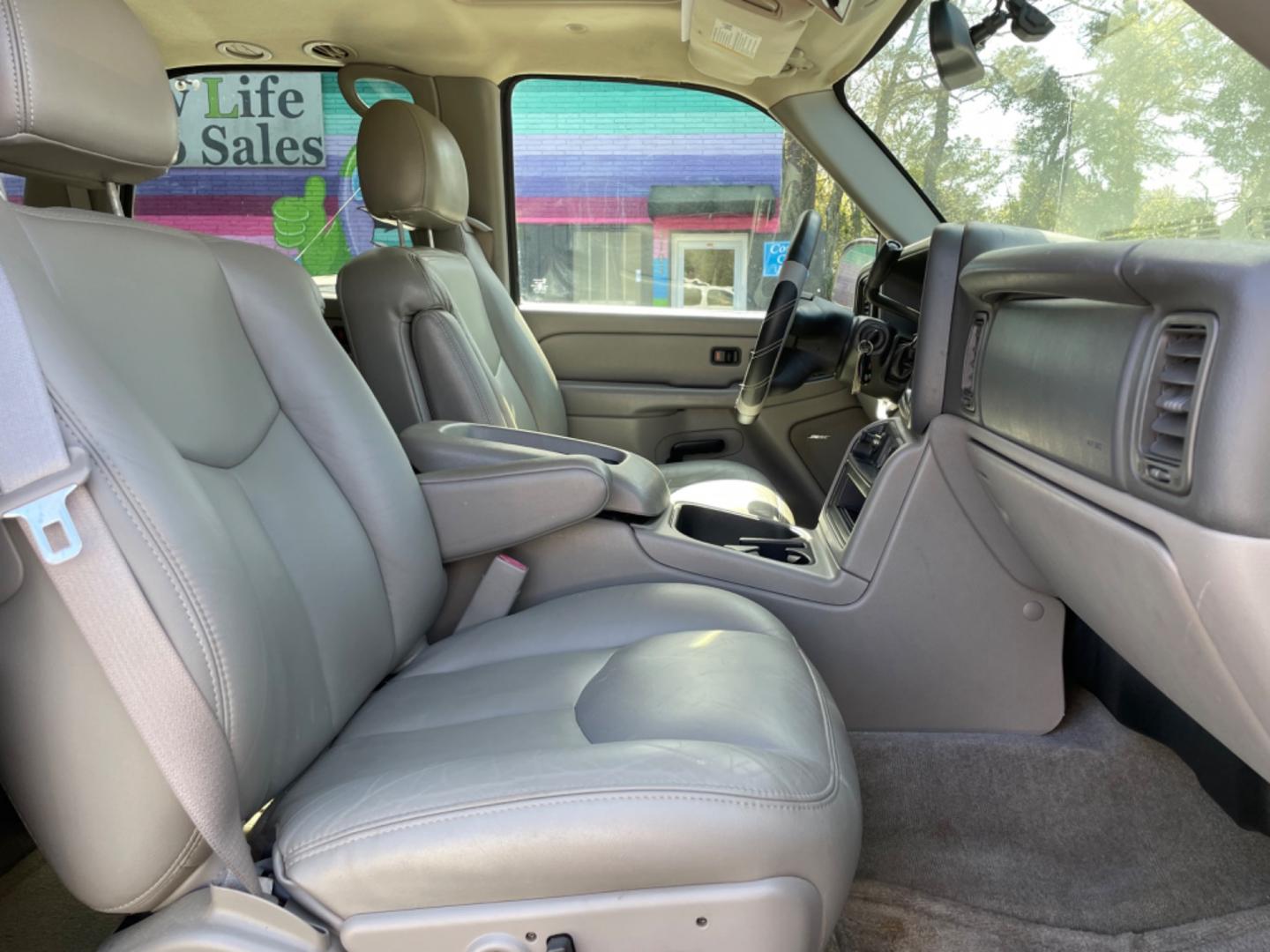 2005 WHITE GMC YUKON SLT (1GKEC13T95J) with an 5.3L engine, Automatic transmission, located at 5103 Dorchester Rd., Charleston, SC, 29418-5607, (843) 767-1122, 36.245171, -115.228050 - Photo#10